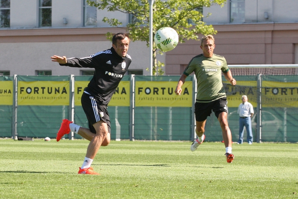 News: Trening piłkarzy Legii już z Czerwińskim i Radoviciem