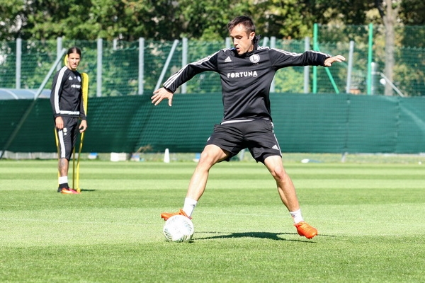 Trening piłkarzy Legii już z Czerwińskim i Radoviciem