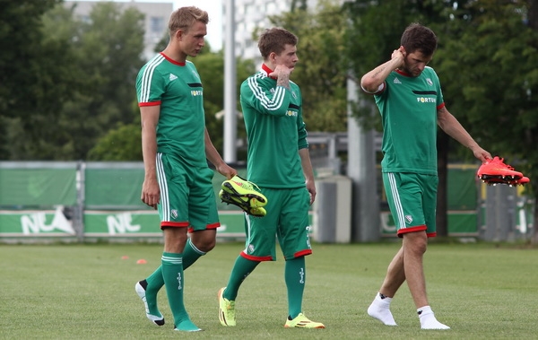 Pierwszy trening piłkarzy Legii z Piechem w tle