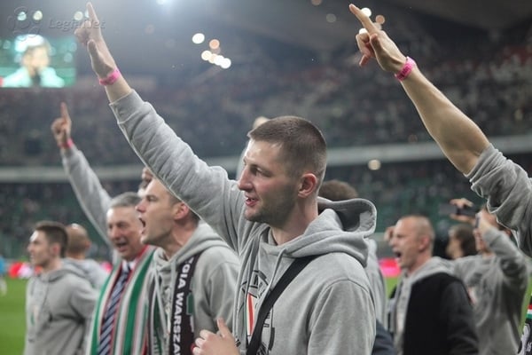 Koszykarze cieszyli się razem z kibicami na stadionie