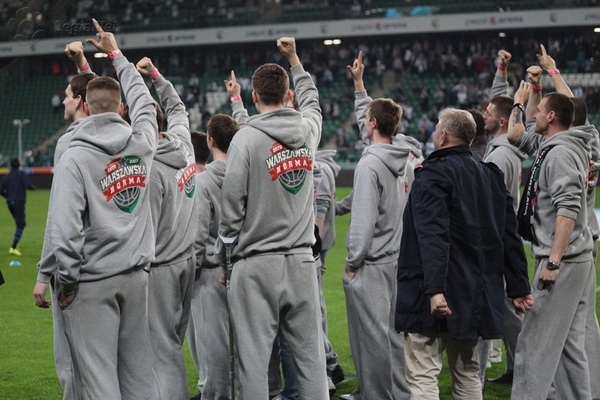 Koszykarze cieszyli się razem z kibicami na stadionie