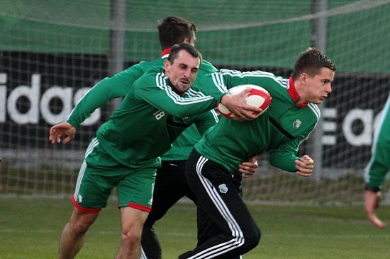 Piłkarze Legii trenowali z rugbystkami